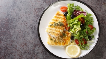 Smażony filet z okonia nilowego z lekką sałatką