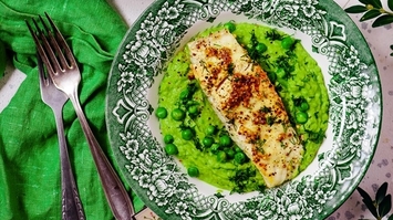 Pieczony dorsz na miętowym puree z groszku