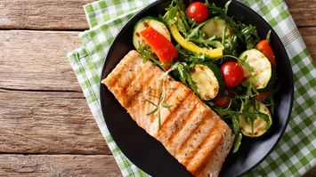 Grillowany filet z pstrąga łososiowego z sałatką z cukinii