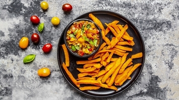 Pieczone frytki z batatów z pomidorowo-paprykową salsą