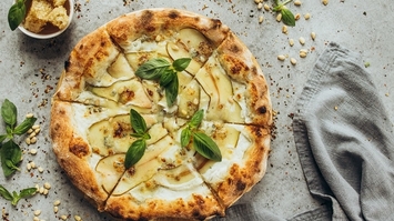 Chrupiąca pizza z serem camembert i gruszką