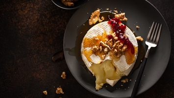 Grillowany camembert z orzechami, żurawiną i syropem klonowym