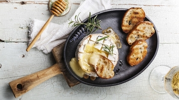 Grillowany camembert z miodem chili