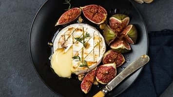 Camembert z grilla z tymiankowym miodem i figami