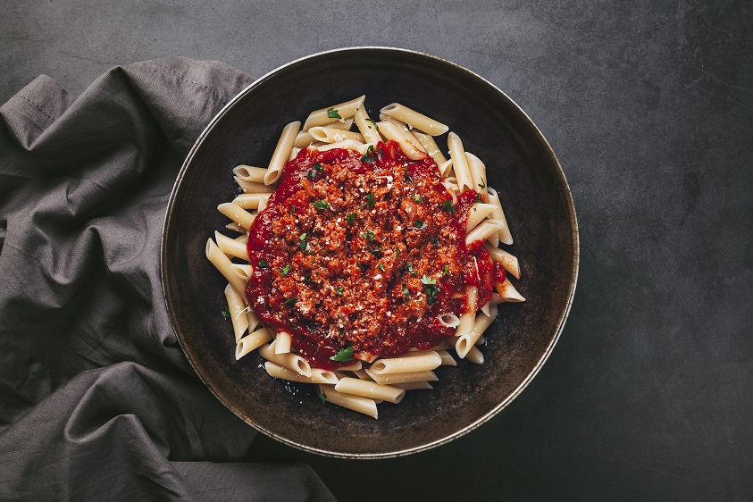 Makaron penne z mięsem mielonym i pomidorami