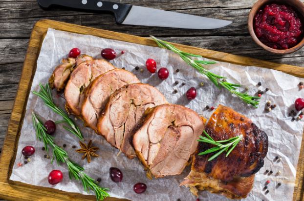 Pieczona rolada z indyka z żurawiną