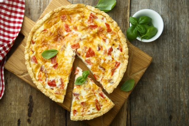 Wytrawna tarta z kurczakiem i pomidorami