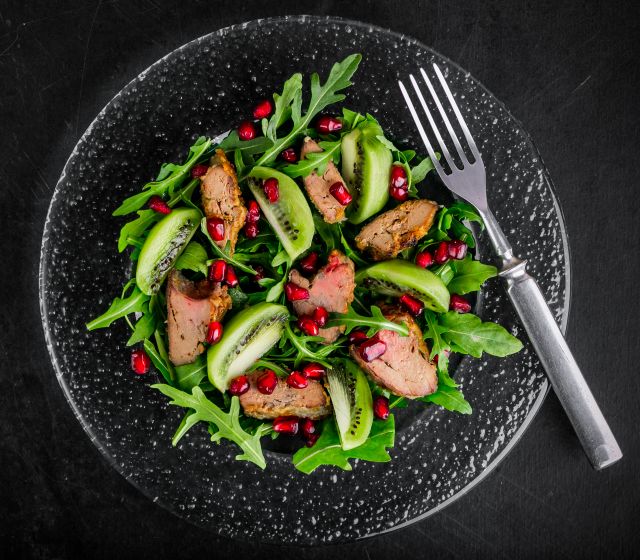 Grillowana wątróbka na rukoli z kiwi