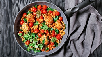 Pomidorowe curry z filetów z udźca kurczaka z ciecierzycą