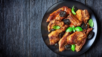 Pieczone żeberka mostki z suszonymi śliwkami