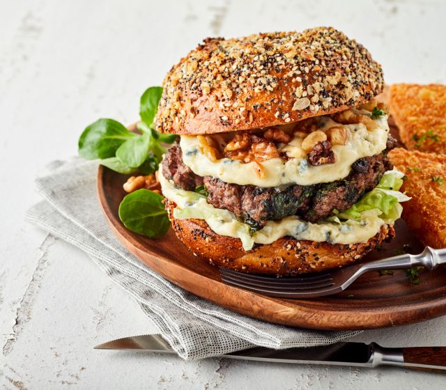 Burger wołowy z orzechami i serem pleśniowym