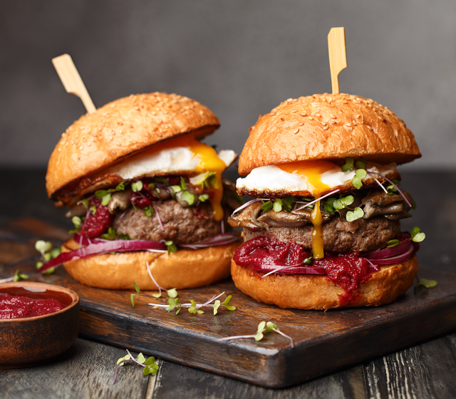 Burgery wołowe z konfiturą z czerwonej cebuli i pieczarkami