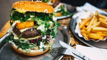 Burgery z grilla z sosem czosnkowo-pieprzowym